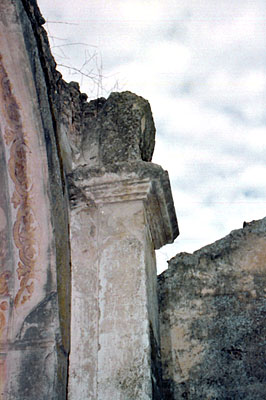 S. Giovanni di Zezza: pilastro dell'abside della vecchia chiesetta. ( foto Gioacchino Albanese )