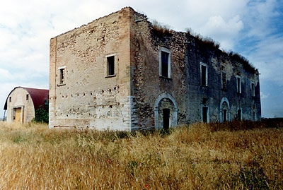 S. Giovanni di Zezza: veduta laterale dell'edificio padronale e di un capannone in metallo . ( foto Gioacchino Albanese 