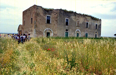S. Giovanni di Zezza: visita dei ragazzi di scuola all'edificio padronale. ( foto Gioacchino Albanese )