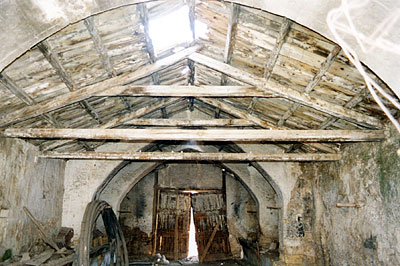 S. Giovanni di Zezza: interno a capriate scoperte di uno dei locali del secondo complesso. ( foto Gioacchino Albanese )