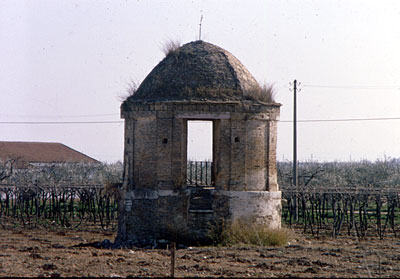 S. Giovanni di Zezza: pozzo coperto, di pertinenza del primo complesso. ( foto Gioacchino Albanese )