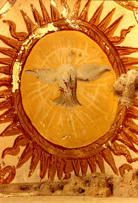 S. Giovanni di Zezza: affresco con la raffigurazione sotto forma di colomba dello Spirito Santo, nella vecchia chiesetta