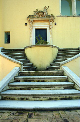 Masseria San Lorenzo: scalinata d'accesso all'ingresso principale. (foto Gioacchino Albanese)