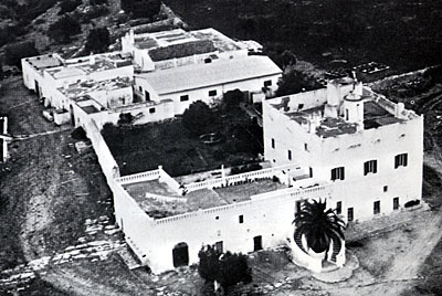 Masseria Caramanna in provincia di Bari, che presenta analogie con la masseria san Lorenzo. (foto Aereonautica Militare)