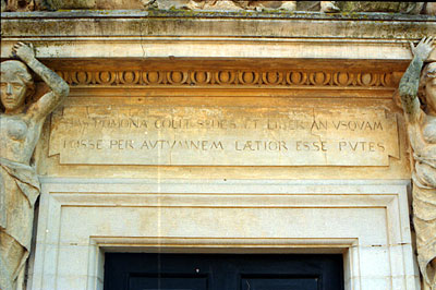 Masseria San Lorenzo: iscrizione latina su lastra soprastante l'ingresso . (foto Gioacchino Albanese)