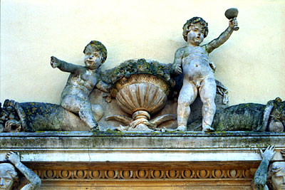 Masseria San Lorenzo: putti inneggianti posti al di sopra della cornice della porta di ingresso. (foto Gioacchino Albane