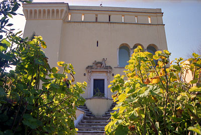 Masseria San Lorenzo: il prospetto della masseria visto dal giardino antistante. (foto Gioacchino Albanese)