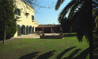 Masseria San Lorenzo: giardino e porticato. (foto Gioacchino Albanese)