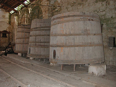 Stabilimento S. Marco: interno dello stabilimento. Vecchi tini. (foto Gioacchino Albanese)