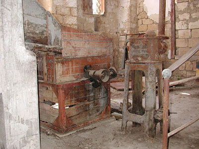 Stabilimento S. Marco: interno dello stabilimento. Il deraspatoio. (foto Gioacchino Albanese)