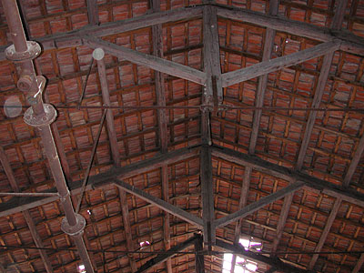 Stabilimento S. Marco: interno dello stabilimento. Il soffitto retto da capriate in legno. (foto Gioacchino Albanese)
