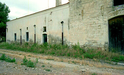 Masseria S. Martino: facciata laterale del blocco costruttivo con edifici a schiera. (foto Gioacchino Albanese)