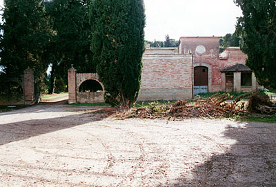 San Lilzo: piazzale di ingresso della villa. (foto Gioacchino Albanese)