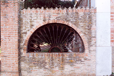 San Lilzo: grata delle lunette. (foto Gioacchino Albanese)