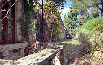 San Lilzo: balaustra della verandina e vasca di pesci all'altezza del piano di calpestio. (foto Gioacchino Albanese)