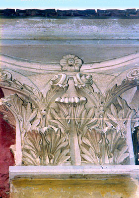 San Lilzo: decorazione dei capitelli delle lesene. (foto Gioacchino Albanese)