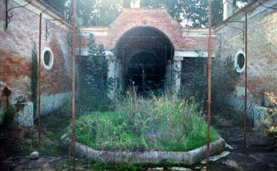 San Lilzo: giardino interno con vasca centrale. (foto Gioacchino Albanese)