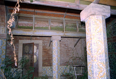 San Lilzo: la zona a portico del giardino con i vasi pensili. (foto Gioacchino Albanese)
