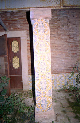 San Lilzo: colonnina del giardino rivestita in maiolica. (foto Gioacchino Albanese)