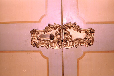 San Lilzo: serratura stile liberty della porta di ingresso. (foto Gioacchino Albanese)