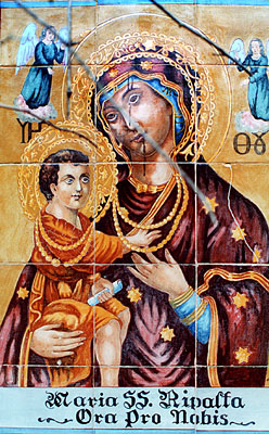San Lilzo: edicola. Raffigurazione su mattonelle dell'icona della Madonna di Ripalta. (foto Gioacchino Albanese)