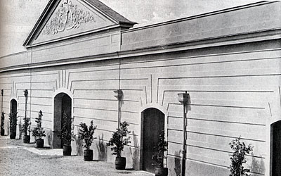 Il prospetto dello stabilimento vinicolo di Santo Stefano come si presentava nel 1873 circa. (foto dall'album della Casa