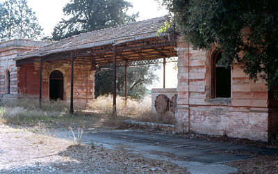 Azienda S. Stefano. Questa costruzione presenta due piccoli edifici con, al centro, una tettoia a spioventi. Davanti all