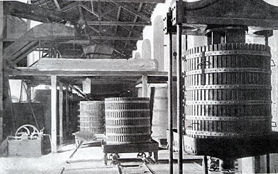 Torchi Mabille all'interno dell'azienda S. Stefano in piena attività nel 1903. (foto dall'album della Casa )