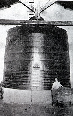 Tino per grosse masse di mosto. Era collocato un tempo all'ingresso dello stabilimento vinicolo. (foto dall'album della 