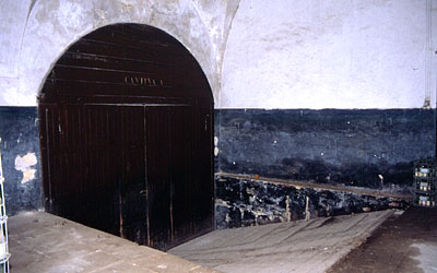 Delle varie cantine presenti a S. Stefano, questo è l'ingresso alla cantina A. (foto Gioacchino Albanese)