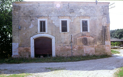 Così si presentava la bottiglieria dopo molti anni dalla chiusura del complesso. (foto Gioacchino Albanese)