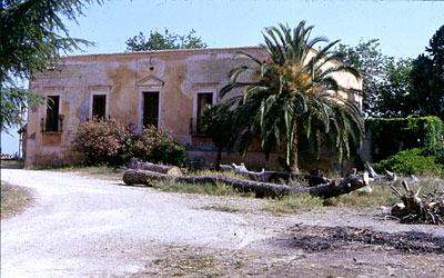 L'edificio di direzione della bottiglieria dopo vari anni dalla chiusura del complesso aziendale. (foto Gioacchino Alban