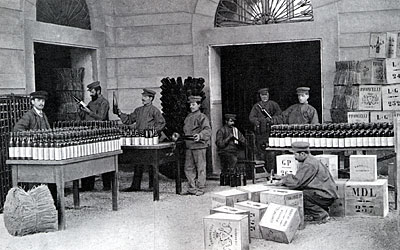 Il reparto spedizioni nel 1903. (foto dall'album della Casa )