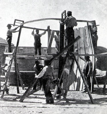 Bottai al lavoro nell'Azienda S. Stefano. (foto dall'album della Casa )