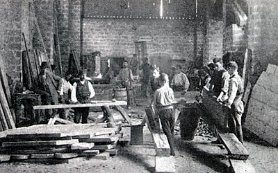L'officina dei maestri bottai. (foto dall'album della Casa )