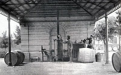 La tettoia a spioventi come si presentava nel 1903. Vi era collocata una caldaia a vapore per la curvatura del legno di 