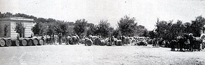 Lo spazio antistante lo stabilimento di Santo Stefano, utilizzato per il lavoro di spedizione delle botti nel 1903. (fot