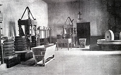 La sala di lavorazione dell'oleificio. (foto dall'album della Casa )