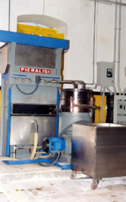 Uno dei moderni impianti per la produzione dell'olio a Santo Stefano. (foto Gioacchino Albanese)