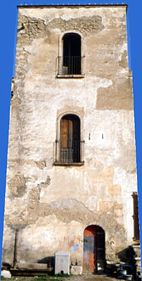 Masseria Scarafone: parte centrale dell'edificio slanciata a torre. (foto Gioacchino Albanese)