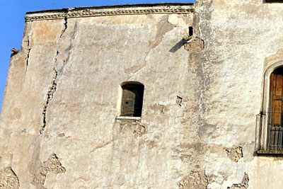Masseria Scarafone: decorazione della cornice con mattoni collocati a spigolo. (foto Gioacchino Albanese)