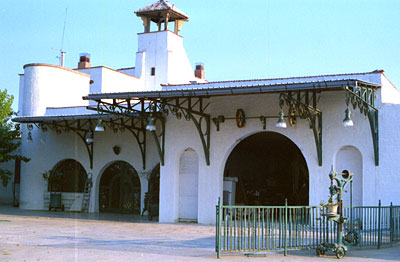Masseria Scarafone: l'edificio padronale con torretta. (foto Gioacchino Albanese)