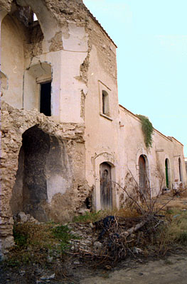 Facciata del vecchio complesso con edificio padronale sopraelevato e case a schiera contigue. (foto Gioacchino Albanese)