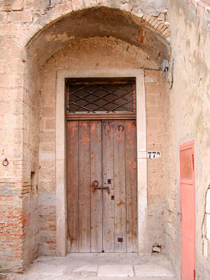 Masseria Stingeta: l'arco a fornice che contiene l'ingresso a piano terra dell'edificio padronale. (foto Gioacchino Alba