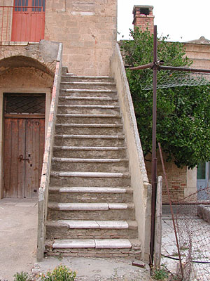 Masseria Stingeta: la scalinata di accesso al piano rialzato. (foto Gioacchino Albanese)