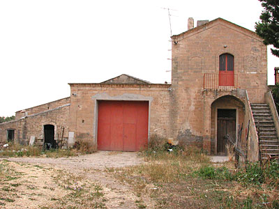 Masseria Stingeta: edificio padronale e, a sinistra di chi guarda, edificio di servizio con tetto a spioventi parzialmen