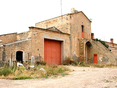 Masseria Stingeta: all'estremità, edificio ad un solo spiovente ad uso di pollaio. (foto Gioacchino Albanese)