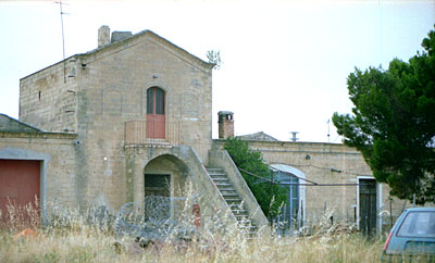Masseria Stingeta: alla destra, per chi guarda, dell'edificio padronale, vi è una serie di edifici a schiera. (foto Gioa