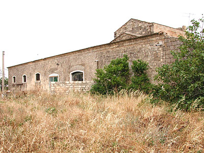 Masseria Stingeta: facciata posteriore della masseria . (foto Gioacchino Albanese)