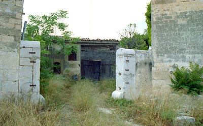 Masseria Tammarice: pilastri di ingresso alla curtis . (foto Gioacchino Albanese)